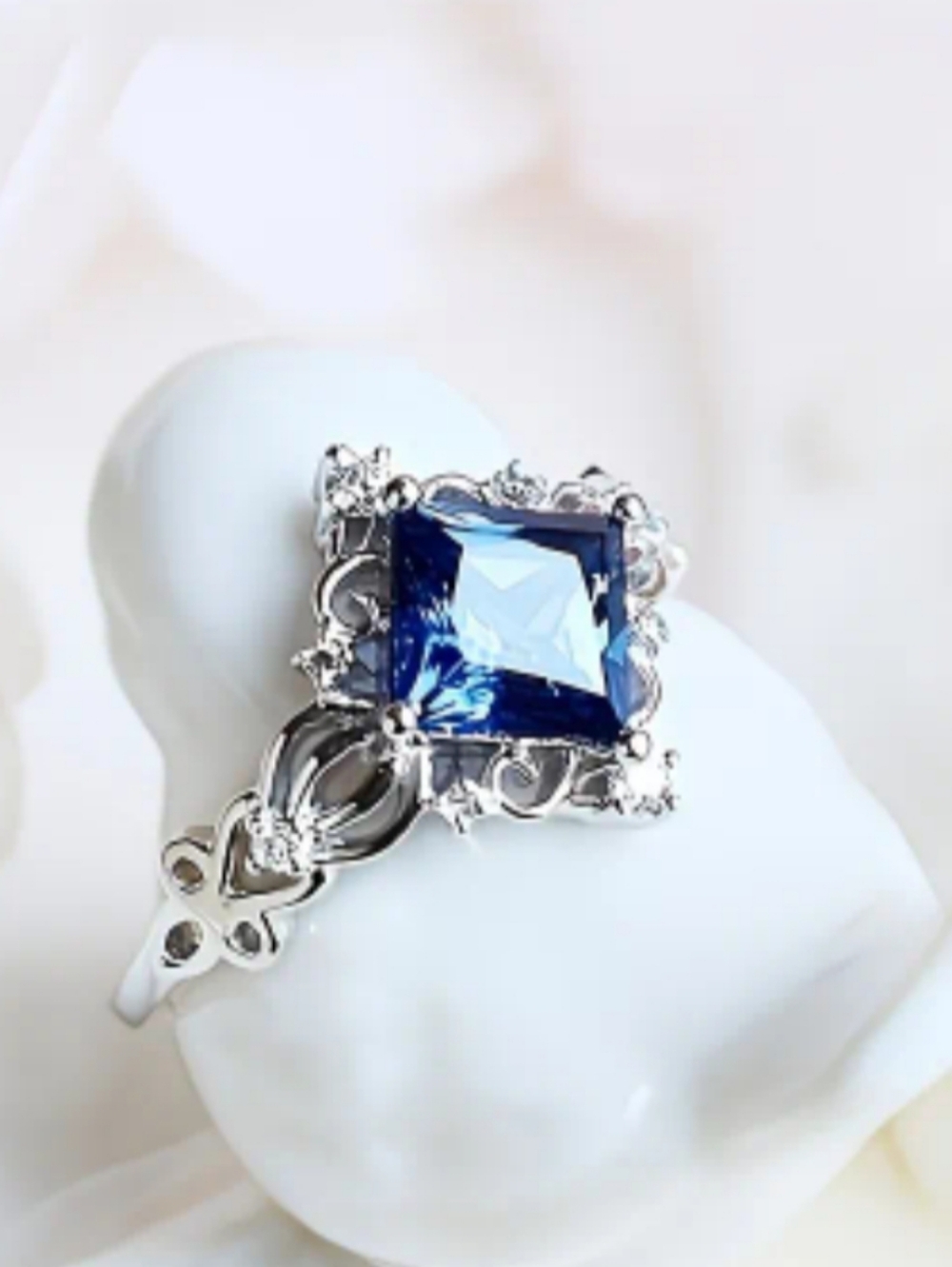Synthetic Sapphire Gemstone Cubic Zirconia Silver Tone Antique Ring Size 6